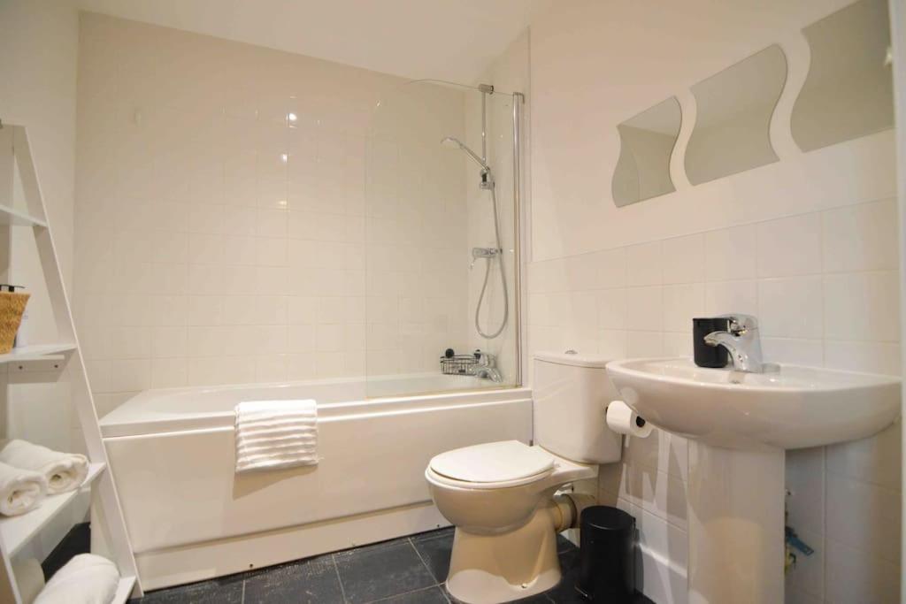 Cosy, Centrally Located Studio With Gated Parking! Loughborough Esterno foto