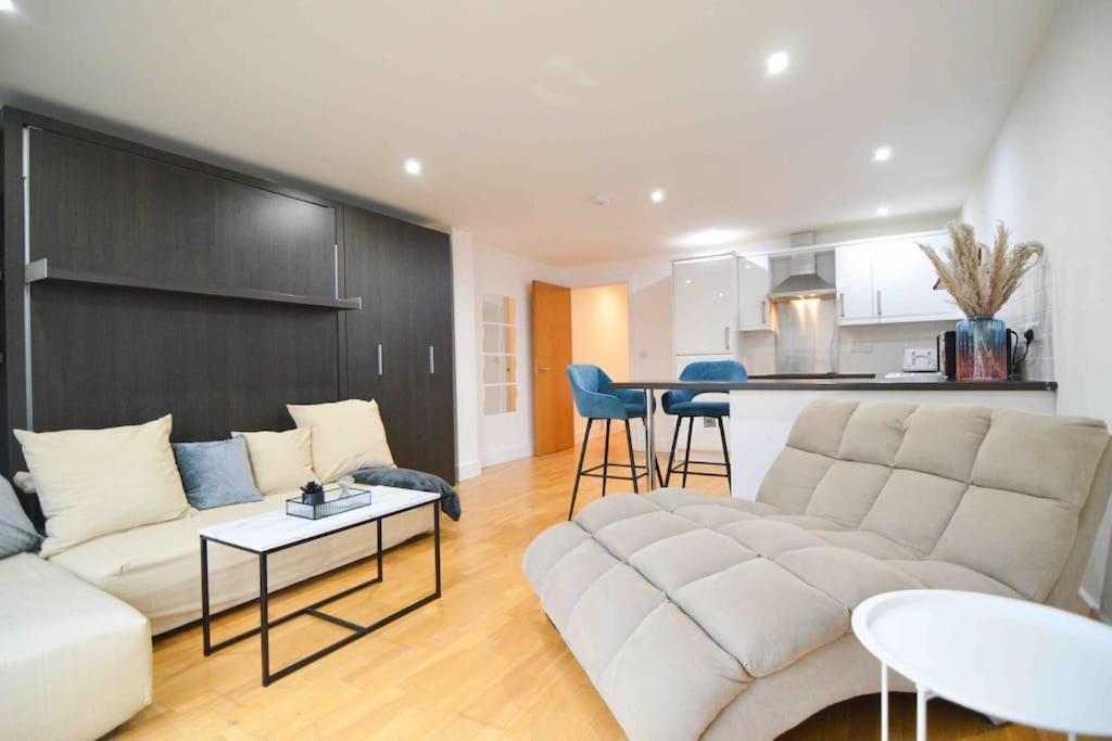 Cosy, Centrally Located Studio With Gated Parking! Loughborough Esterno foto